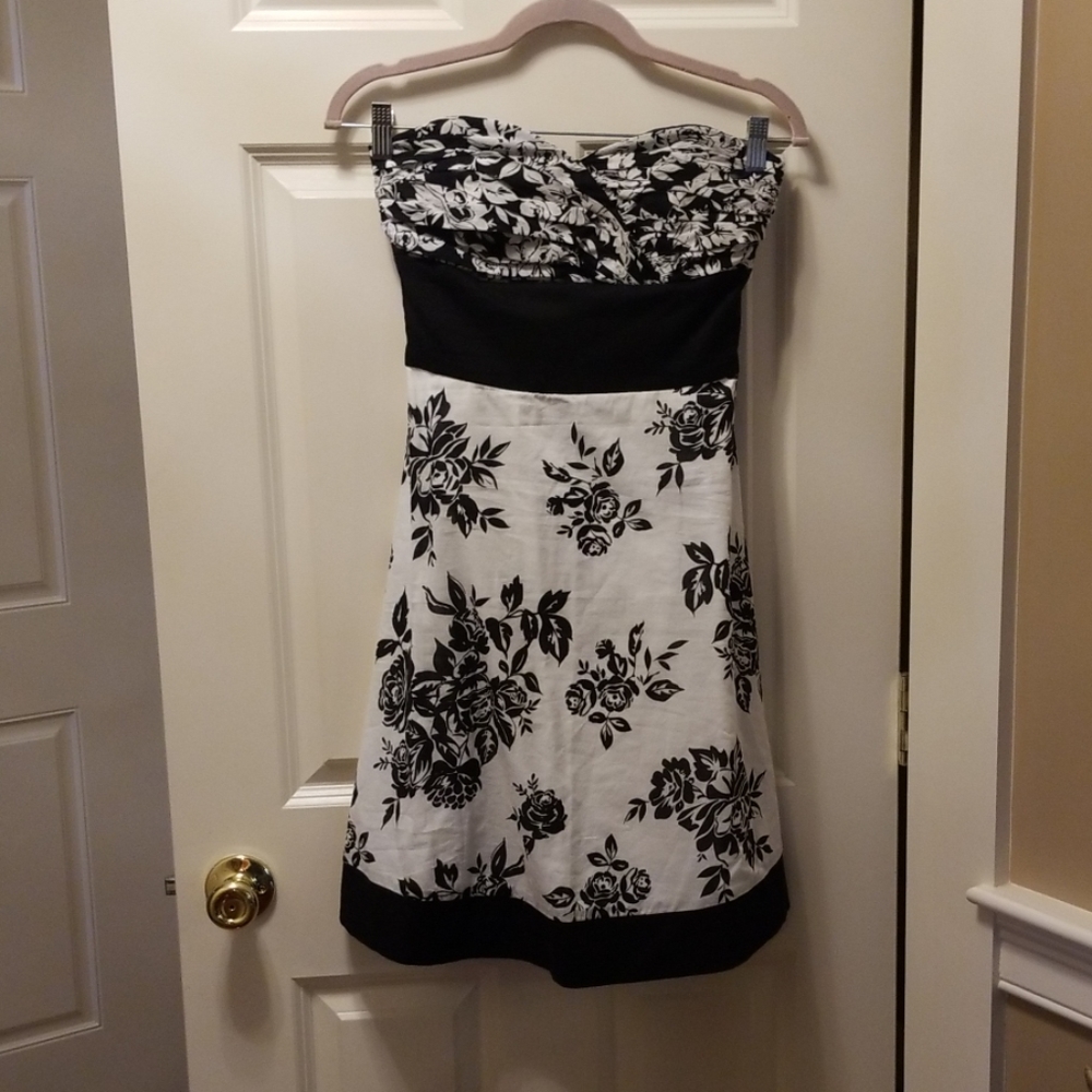 Lovely WhiteHouse BlackMarket Dress